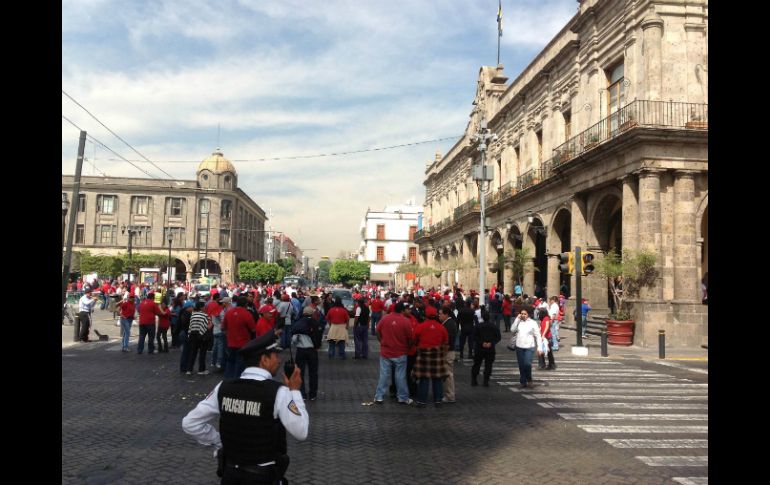 Los trabajadores bloquearon Avenida 16 de septiembre en su cruce con Hidalgo.  /