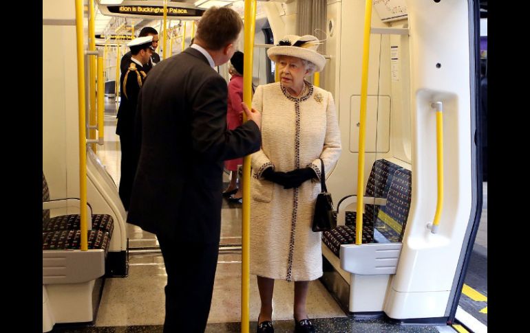 La reina, de 86 años de edad y quien vestía un conjunto de vestido, un abrigo de color marfil y un sombrero, parece gozar de salud. AFP /