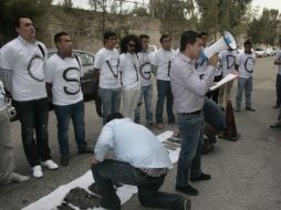 Se plantaron justo afuera del edificio del Tribunal de lo Administrativo del Estado de Jalisco, ubicado en la calle Jesús García.  /