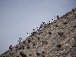 Miles de personas reciben el equinoccio de primavera en las zona arqueológica. XINHUA /