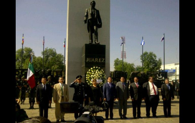 Esta mañana, conmemoraron el natalicio de Benito Juárez con presencia del gobernador, Aristóteles Sandoval (c) y más funcionarios.  /