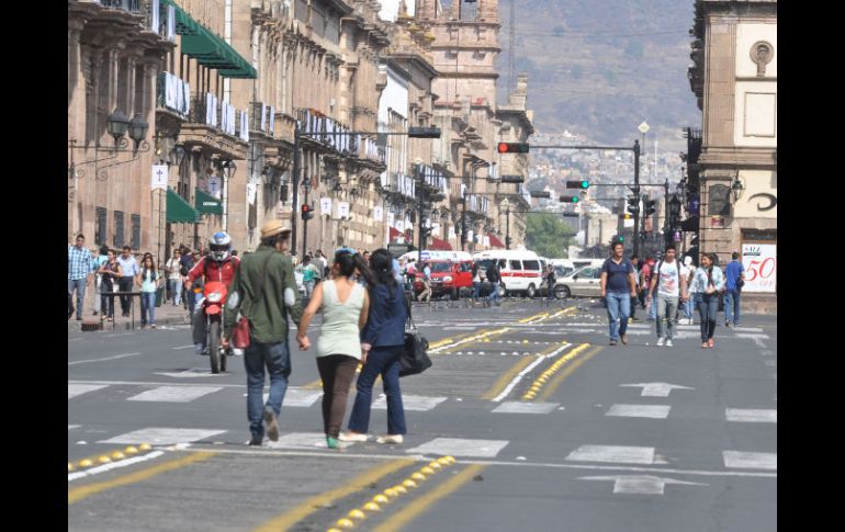 Estudiantes de la Normal de Tiripetío se apostaron en la Avenida Madero, donde amenazaron con colocar un plantón indefinido. NTX /