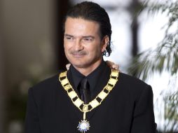 Ricardo Arjona, al momento de recibir la condecoración de parte del gobierno guatemalteco. EFE /