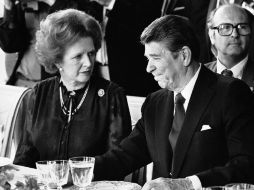 Imagen tomada en 1982, muestra a Margaret Thatcher con Ronald Reagan. ARCHIVO /