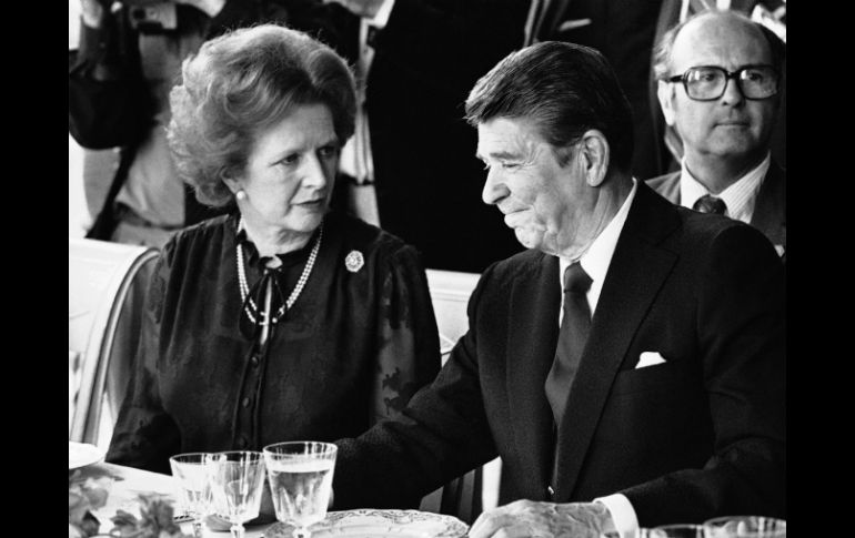 Imagen tomada en 1982, muestra a Margaret Thatcher con Ronald Reagan. ARCHIVO /