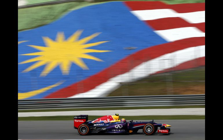 Mark Webber de la escudería Red Bull durante la primera practica libre del Gran Premio de Malasia. AP /