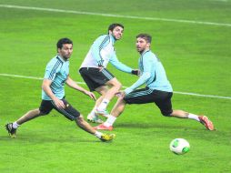 Arbeloa, Fábregas y Ramos disputan un balón durante el reconocimiento de la cancha de Gijón. EFE /