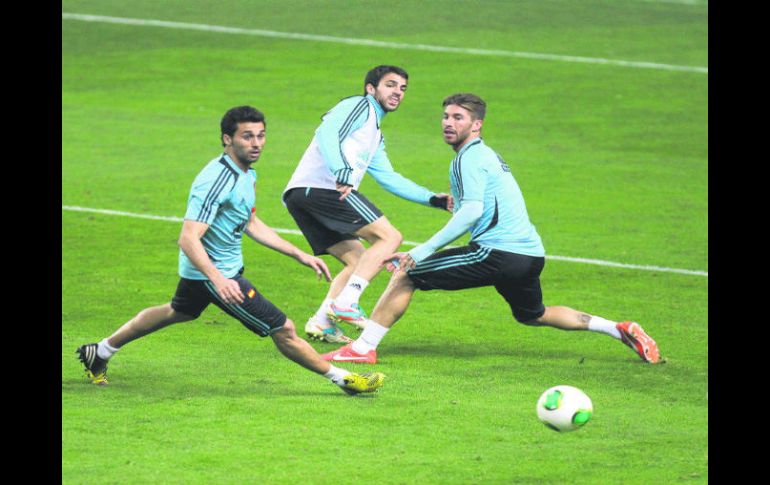 Arbeloa, Fábregas y Ramos disputan un balón durante el reconocimiento de la cancha de Gijón. EFE /