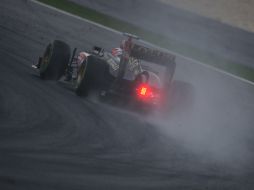 Kimi Raikkonen del equipo Lotus-Renault superó la lluvia en el circuito de Sepang en Malasia. AFP /