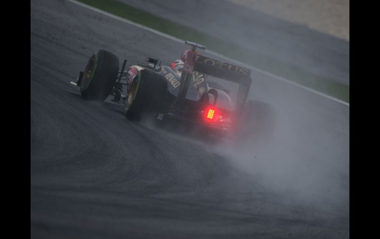 Kimi Raikkonen del equipo Lotus-Renault superó la lluvia en el circuito de Sepang en Malasia. AFP /