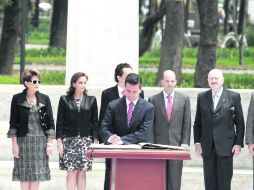 El presidente firma el libro de visitantes distinguidos en el Hemiciclo a Juárez. NTX /