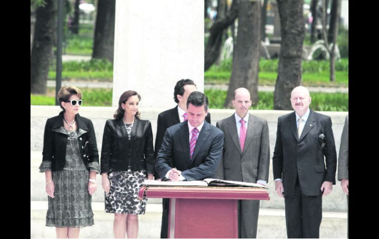 El presidente firma el libro de visitantes distinguidos en el Hemiciclo a Juárez. NTX /