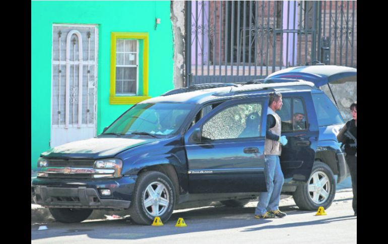 El crimen organizado suele tomar el control de las calles y violentar las actividades de los juarenses. NTX /