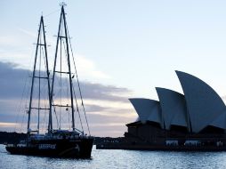 El ''Rainbow warrior'' con el Teatro de la Ópera de Sídney como testigo de su llegada. AFP /