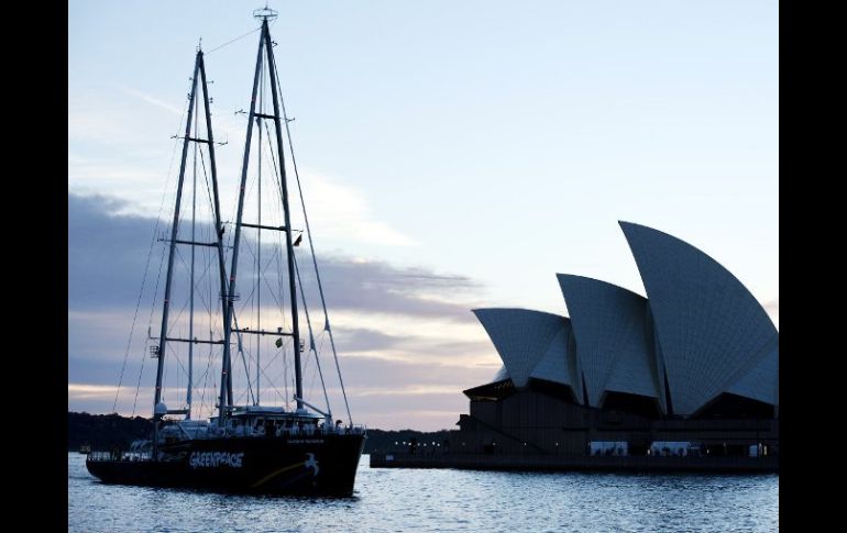 El ''Rainbow warrior'' con el Teatro de la Ópera de Sídney como testigo de su llegada. AFP /