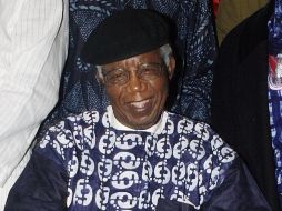 Chinua Achebe, autor de ''Todo se desmorona'', publicado en 1958. AFP /