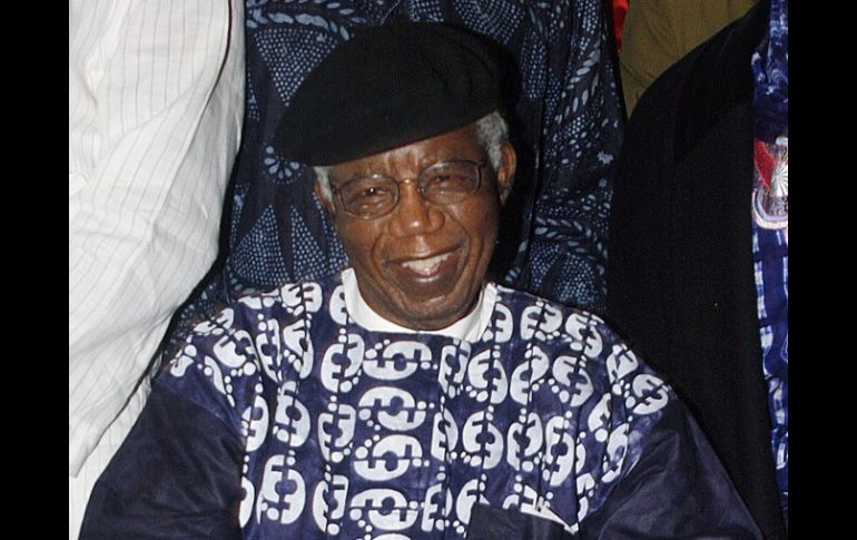 Chinua Achebe, autor de ''Todo se desmorona'', publicado en 1958. AFP /