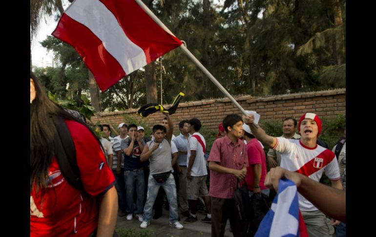 Los disturbios tienen como objetivo no dejar dormir a los jugadores de Chile. AFP /