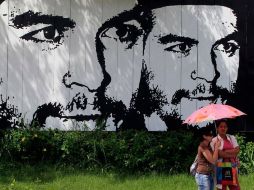 Ciudadanas cubanas junto a un mural, en Pinar del Río, Cuba. REUTERS /