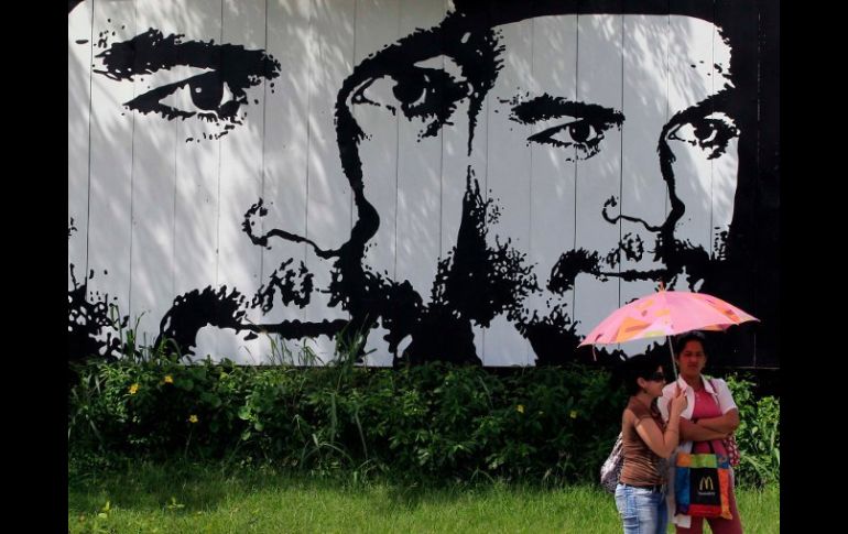 Ciudadanas cubanas junto a un mural, en Pinar del Río, Cuba. REUTERS /