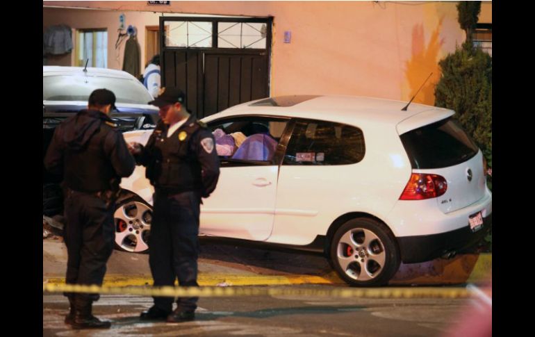 Peritos y elementos de la PGJE aseguraron varios casquillos percutidos de arma corta en la casa donde sucedió el tiroteo. ARCHIVO /