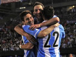 Messi, Higuaín y Lavezzi festejan una de las anotaciones del equipo argentino. AFP /