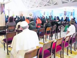 El Papa celebró la misa para los jardineros y basureros del Vaticano. Al finalizar, se sentó entre ellos. ESPECIAL /