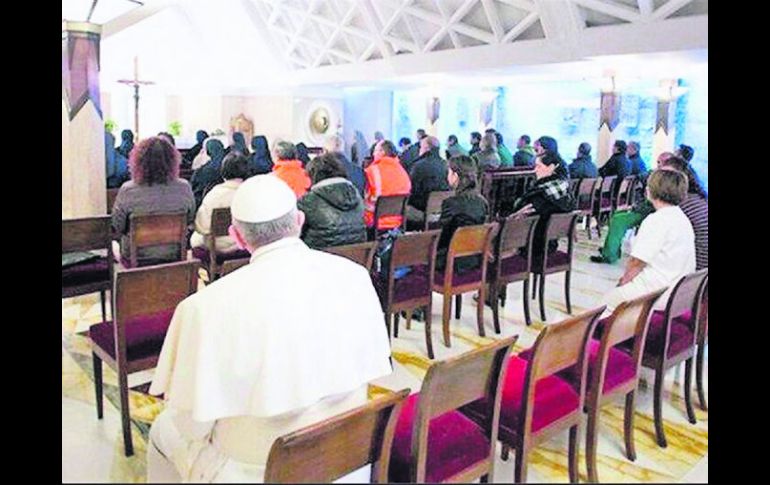 El Papa celebró la misa para los jardineros y basureros del Vaticano. Al finalizar, se sentó entre ellos. ESPECIAL /