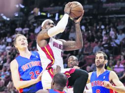 LeBron James permanece en estado de gracia frente al aro, al igual que el resto de sus compañeros del Heat de Miami. AP /