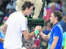 uan Martín del Potro, saluda y felicita a su verdugo en Miami, el teutón Tobias Kamke, tras finalizar su duelo. EFE /