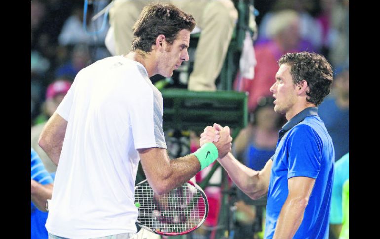 uan Martín del Potro, saluda y felicita a su verdugo en Miami, el teutón Tobias Kamke, tras finalizar su duelo. EFE /