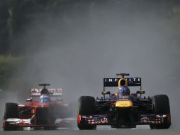 Sebastian Vettel del equipo Red Bull registró el mejor tiempo (1:49.674) de la calificación pese a la lluvia. AP /