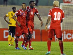 Luis Henríquez (17), de Panamá, celebra con su compañero Luis Tejada (18) después de anotar el gol en contra de Jamaica. AP /