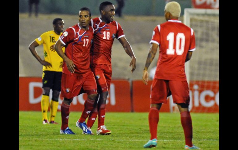 Luis Henríquez (17), de Panamá, celebra con su compañero Luis Tejada (18) después de anotar el gol en contra de Jamaica. AP /