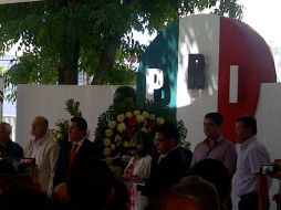 Al grito de ''¡viva México!'', ''¡viva Colosio!'' y ''¡viva el PRI!'', y tras una ofrenda floral, el homenaje se da por concluido.  /