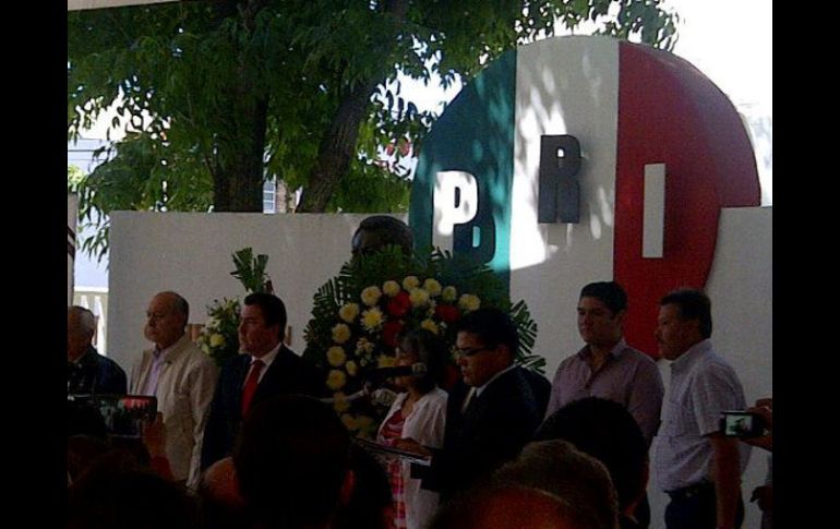 Al grito de ''¡viva México!'', ''¡viva Colosio!'' y ''¡viva el PRI!'', y tras una ofrenda floral, el homenaje se da por concluido.  /