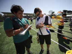 Luis Álvarez y Juan José Serrano hacen un conteo de sus flechas durante la competencia.  /