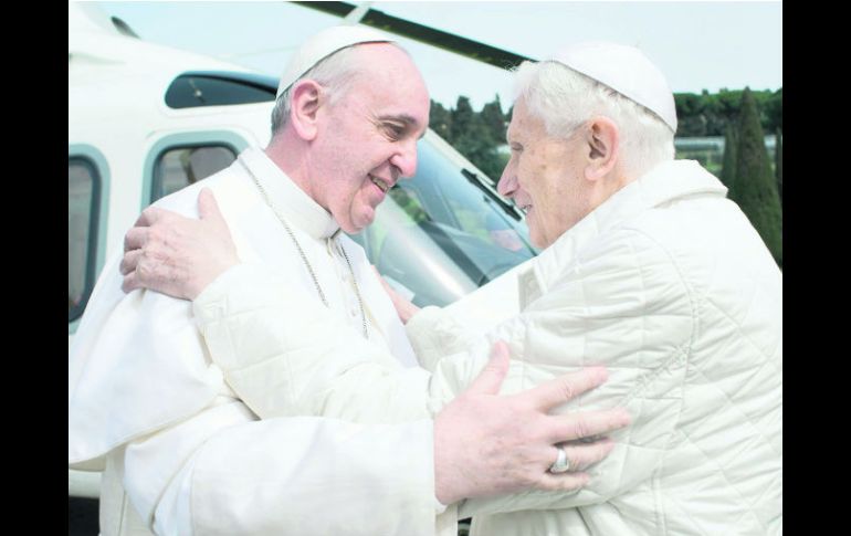 Fraternal encuentro. Francisco visitó por primera vez a Benedicto XVI en Castel Gandolfo. EFE /