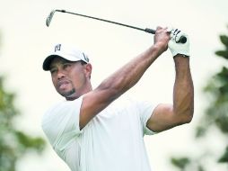 Tiger Woods dio un golpe de autoridad y si revalida su título en Bay Hill, superará al norirlandés Rory McIlroy en la clasificación. AP /