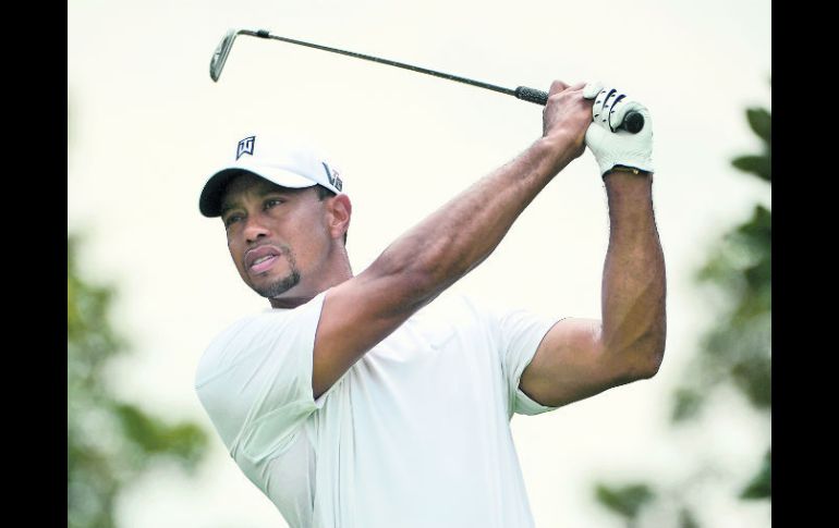 Tiger Woods dio un golpe de autoridad y si revalida su título en Bay Hill, superará al norirlandés Rory McIlroy en la clasificación. AP /