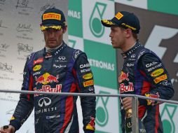 Webber (i) y Vettel no lucieron muy cordiales en la celebración. AFP /