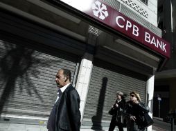 Aún se desconoce cuándo volverán a abrir los bancos en Chipre. ARCHIVO /