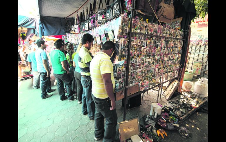 Tianguis de San Pedrito hay venta de discos de música o video; el Ayuntamiento dice que no tiene registros de permisos para este giro. EL INFORMADOR /