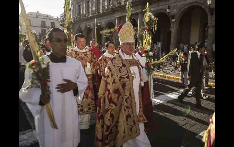 El arzobispo de Guadalajara, Francisco Robles Ortega, encabezó la peregrinación del tempo de La Merced a la Catedral. EL INFORMADOR /