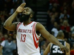 James Harden anota la canasta del triunfo a 4.5 segundos del final, en el juego se apunta 29 unidades. AFP /