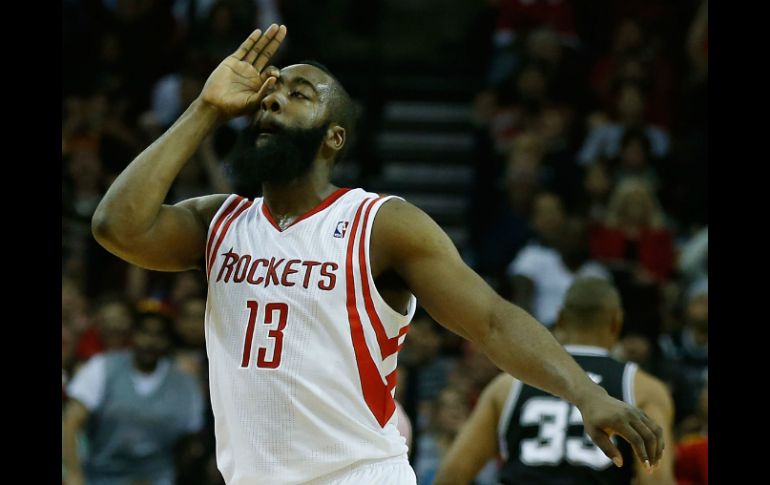 James Harden anota la canasta del triunfo a 4.5 segundos del final, en el juego se apunta 29 unidades. AFP /