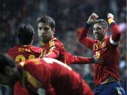 La 'Furia Roja' busca ganar en Francia para evitar jugar un posible repechaje. EFE /