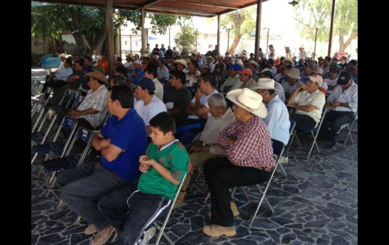 Los pescadores de la Laguna de Cajititlán denuncian que la situación pone en peligro el sustento de sus familias.  /