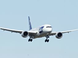 El 787 de la línea LOT trata de comprobar que las baterías ya no tienen los fallos detectados en las baterías. AFP /