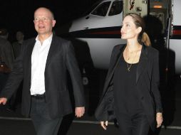 Angelina Jolie y el ministro William Hague a su llegada a Ruanda el 23 de marzo. EFE /